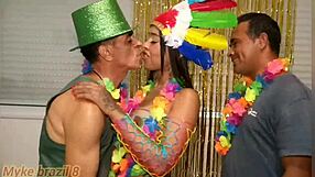 Na karnevalu Millena Gomes obožuje anal in prosi za spermo v usta – Fabinho Costa ji jo da!