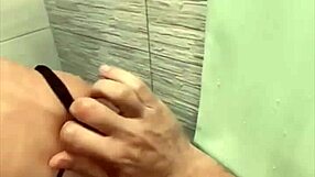 Fest med fed MILF fører til bøjet over fucking i bruser