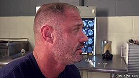 Storbrystet sygeplejerske dominerer bundet patient i hospital BDSM