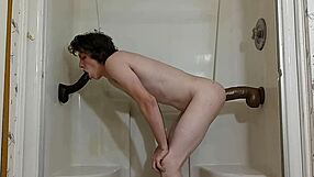 Berani telan dua dildo hitam tebal lubang kongkek