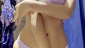 C�mara oculta en un probador de un gran almac�n, capturing latina teens in homemade webcam moments.