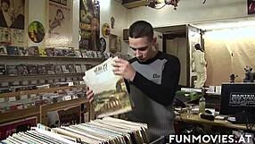 Ali ta erotična brunceta uživa v analu na prostem z cumom na riti?