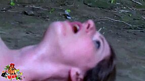 Fată 18+ primește muie și facial pe plajă