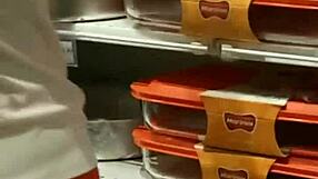 Kolla heta tjejens tighta shorts cameltoe på marknaden?