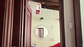 Mi Vecina Est� En El Ba�o