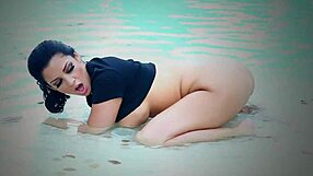 Diva Tettona con Culo Grande Geme con Giocattoli all'Aperto