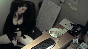 Hej, koukni na tu sekretárku, jak si tře prsa a masturbuje v práci!