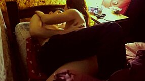 Jag älskar att se denna lilla babe dansa med sin stora rumpa och få monsterkuk-present