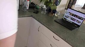 Milf neozelandesa puta con tatuajes y piercings follada duro y meada