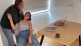 Cumplo Mi Fetiche de Sexo Lésbico con Jeans Hoy!