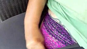 Teen leger med sine fødder