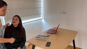 Cumplo Mi Fetiche de Sexo Lésbico con Jeans Hoy!