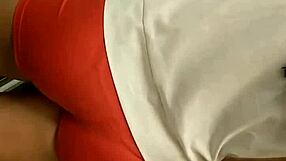 Sjekk den hete jenta sin trange shorts kameltoe på markedet?