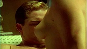 Gledam kompilacijo Kim Yates z njenimi majhnimi 18+ joškami in prizori jahanja, ampak je tako softcore