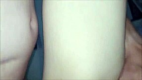 Pomeriš crvenokoskinji gaćice i jebeš mokru pičku dok ne svršiš unutra