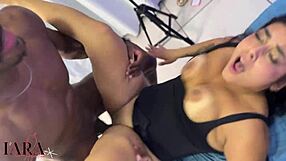 Prijateljici z majhnimi pičkami delita ogromen črn kurac