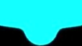 שרה נרטיבה ומתגרה ממציצת החבר בג'קוזי לפני ספריי