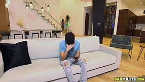 Uživam ob gledanju Bunny Madison in Mona Azar v vroči milf sceni