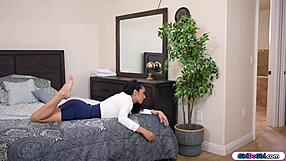 נשות מילף מליקקות זו לזו על המיטה?