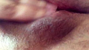 Adolescentă excitată 18+ își întinde pizda strânsă larg deschisă