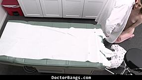 Sramežljiva najstnica 18+ se skloni za medicinsko sestro, medtem ko jo zdravnik jebe v bolnišnici