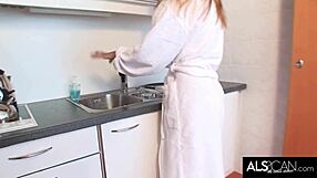 Redhead menggoda kata, tengok aku pancut dengan mainan di dapur