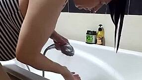 Vohunska kamera ujame gojo Regino Noir v tušu, sensualno si pere lase z erotičnimi gibi.