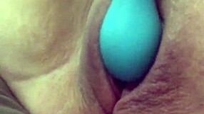 Våd fisse drypper ned på vibrator under onani