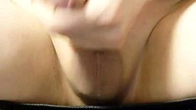 גיי יפני חובבן נותן סיבוב יד מפורט עד זריקה אינטנסיבית