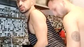 VVS-mand renser mit rør med intens blowjob og håndjob i rollespil