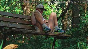 Blond para osiąga dziki orgazm w lesie. Małe cycki podskakują podczas amatorskiej akcji na świeżym powietrzu.