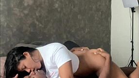 זוג שחור נהנה לקק כוס ליקוק ציצים זיון כוס זין גדול תחת גדול רכיבה זין אח חורג חובבני