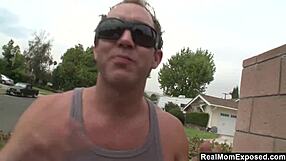 Seksovna milf ob bazenu klepet z vodarjem na vroč dan