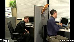 Grešno gej puši veliki kurac u analnom jebanju u kancelariji hardcore sesija