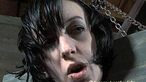 Ej, ova vrućica u latexu dobija jaku kaznu u garaži