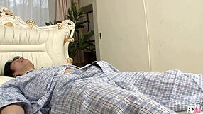 prekleto, aya suzuki pička postane popoln cumdump v vroči japonski trojki! 🔥