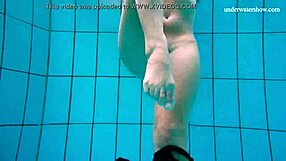 Vročica 18+ se sleče golo in pokaže telo