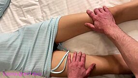 Perverzni mačeh daje intimno masažo pastorki za sprostitev