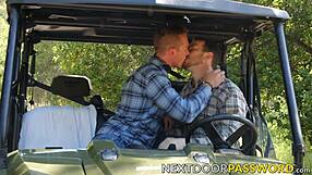 ראית פעם גיי חתיך רוכב על הזין הגול של החבר שלו אחרי מציצה חמה בחוץ?