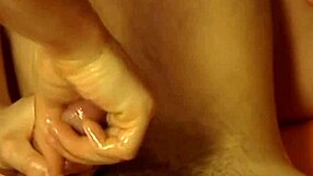 Massage with oil for the penis for a relaxing night’s sleep