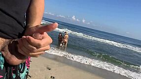 我在公共海滩上自慰 靠近性感女孩，她们帮我完成