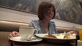 キラリ21歳のウェイトレスが乳首硬くしてフェラ