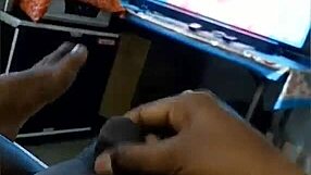 endelig låser op for kyskhedsbure efter så lang tid for at onanere og komme hårdt