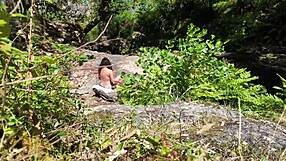 Voyérsky cudzinec sa priblíži a vyvŕta sa do křivky na nudistickej pláži