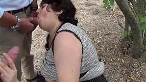 Italiensk ludder bliver hårdt kneppet foran kæreste og venner