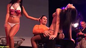 Chude przyrodnie rodzeństwo rucha się na scenie