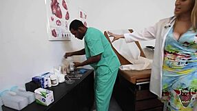 Veliki moški medicinski brat Rome Major jebe debelo doktorico Joslyn Jane