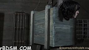 Ρε φίλε αυτή η καυτή με latex τιμωρείται σκληρά στο γκαράζ