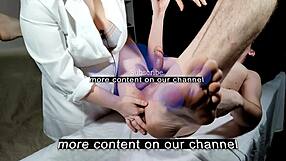 Forró orvos fejti ki a páciens farkát prosztata masszázzsal!