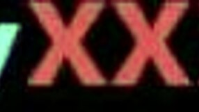 Sexy babysitter Aspen offre figa stretta a cazzo mostruoso per scopata selvaggia. Vuoi la bionda 18+ in azione?